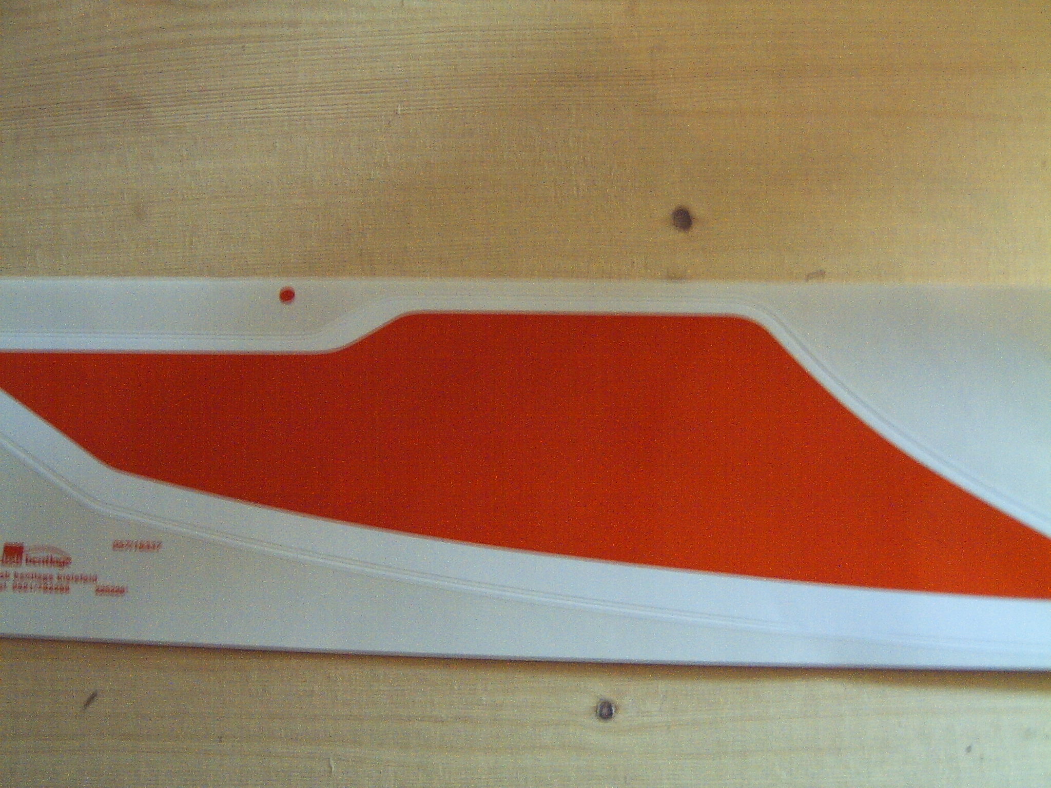 Dekorfolie Seitenheckverkleidung li. rot/weiß Dekorfolie Seitenheckverkleidung li. rot/weiß